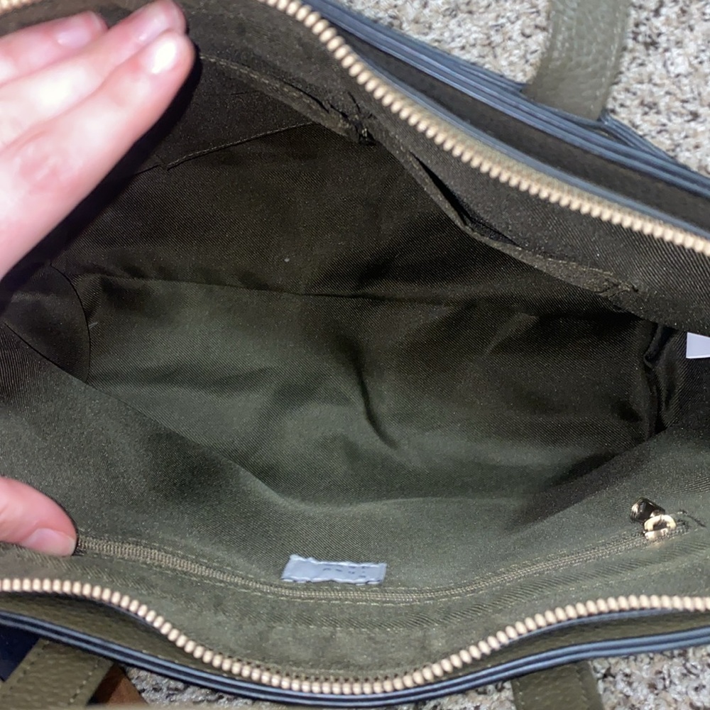 🐛Olive green spacious handbag with gold detailing! - Picture 6 of 12